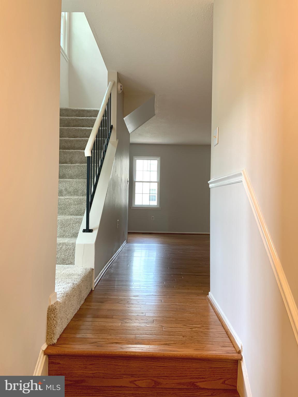 2438 Ridgehampton Court Reston, VA 20191 - Photo 4 of 47 Inviting entry foyer