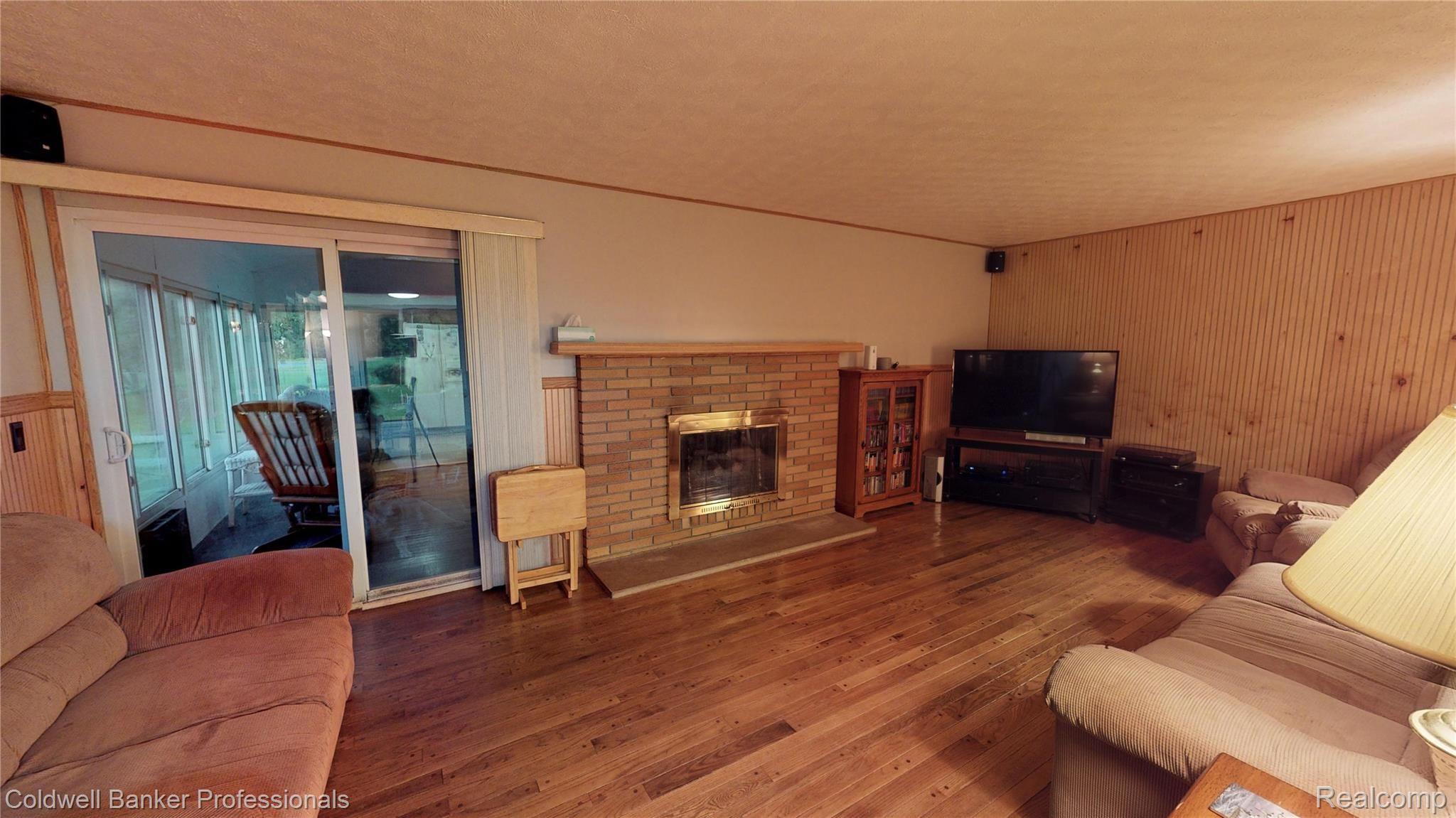260 North Tipsico Lake Road Highland, MI 48357 - Photo 20 of 33 Living Room.jpg