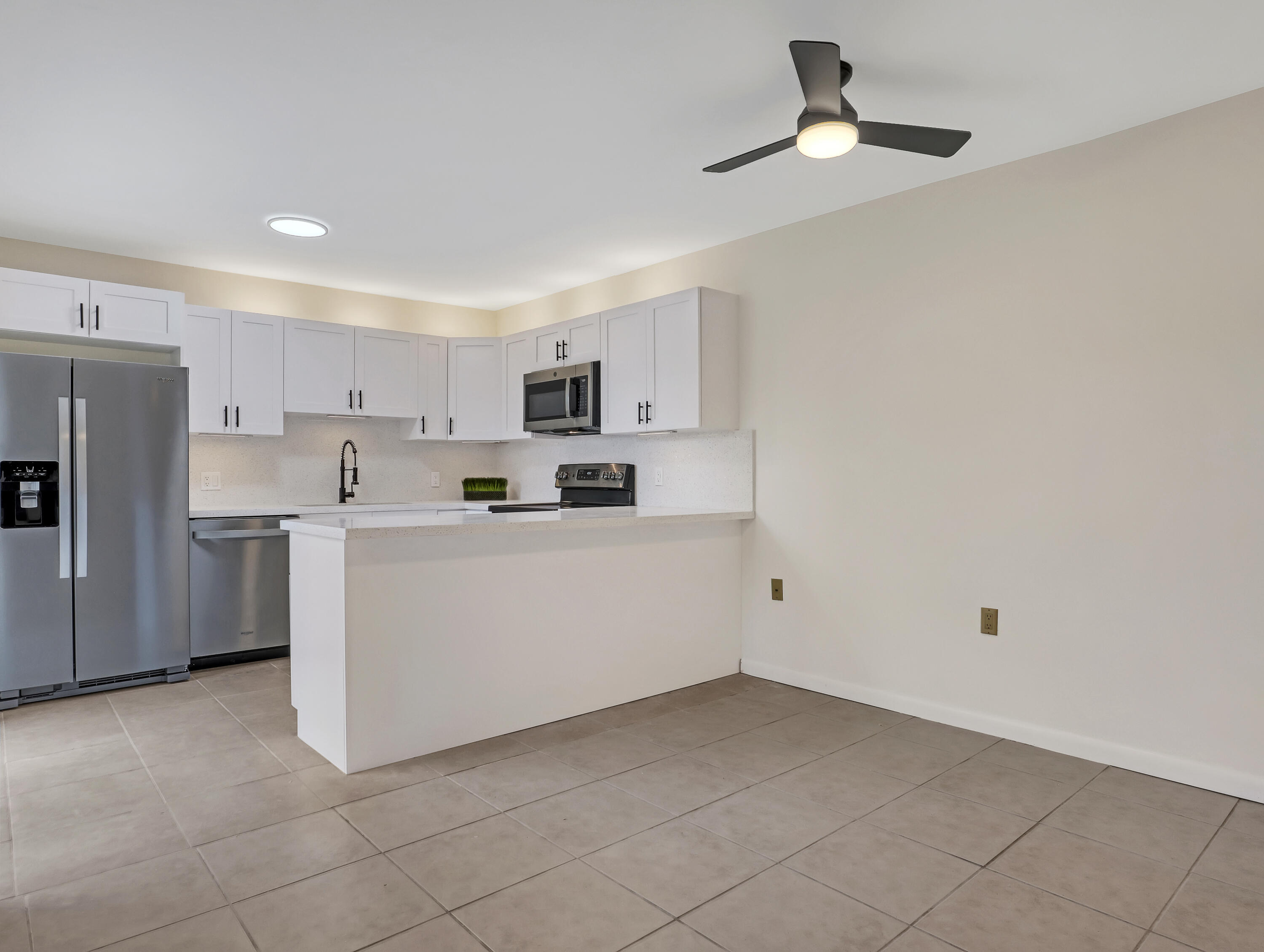 5738 Southeast Windsong Lane, Unit 315 Stuart, FL 34997 - Photo 12 of 31 Modern Convenience