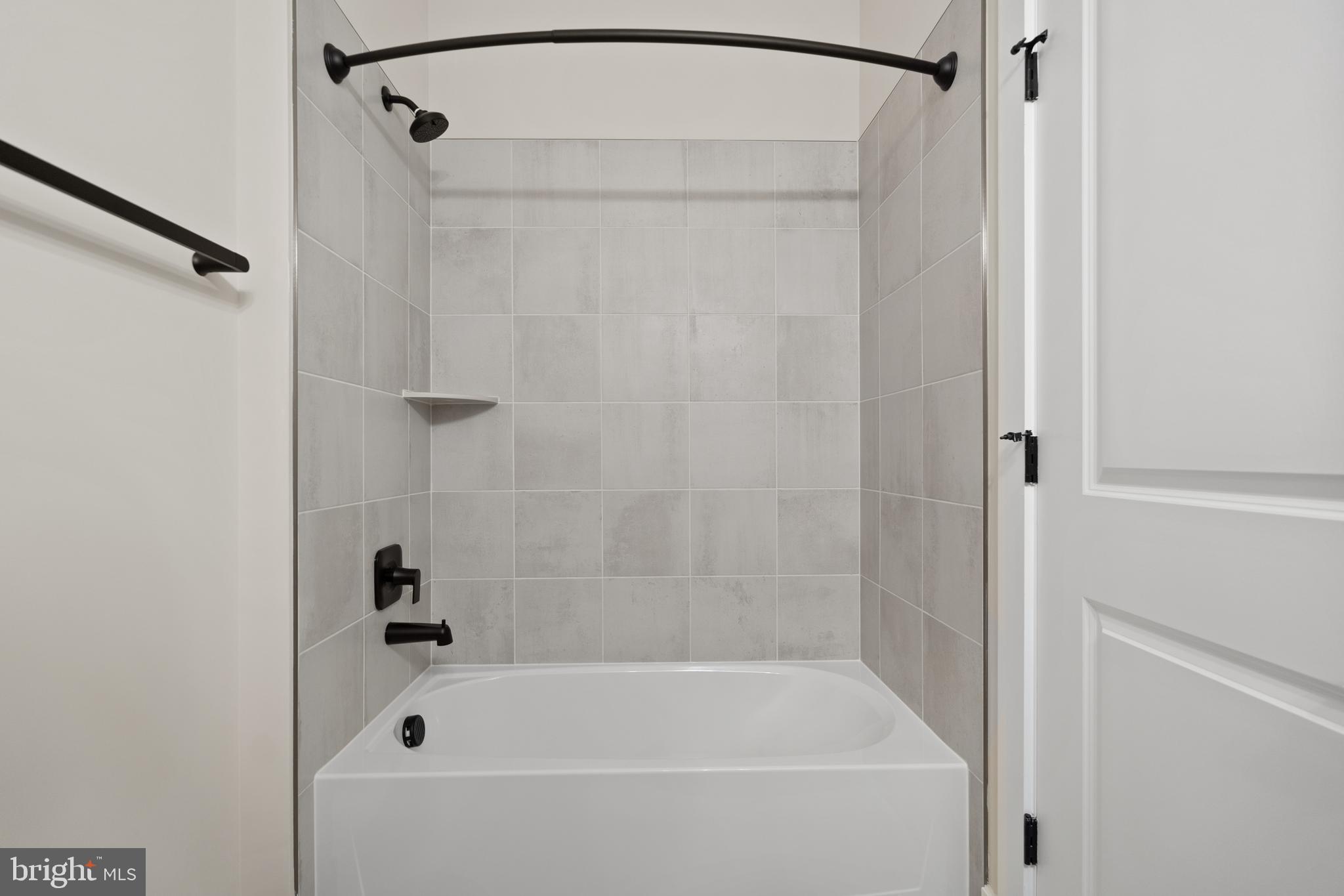 21331 Big Woods Road Dickerson, MD 20842 - Photo 47 of 79 a bathroom with a bathtub