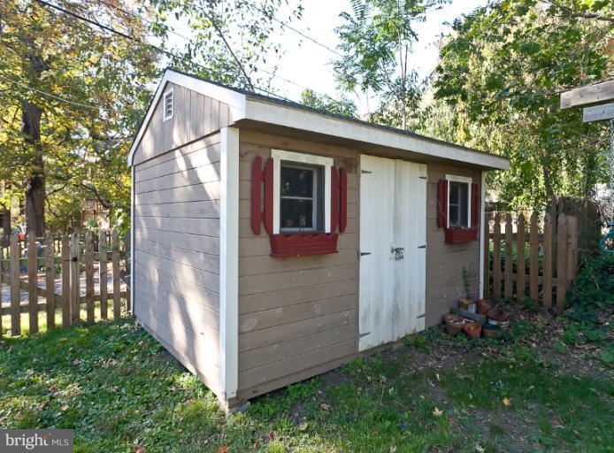 4612 Schenley Road Baltimore, MD 21210 - Photo 5 of 23 a view of a small house