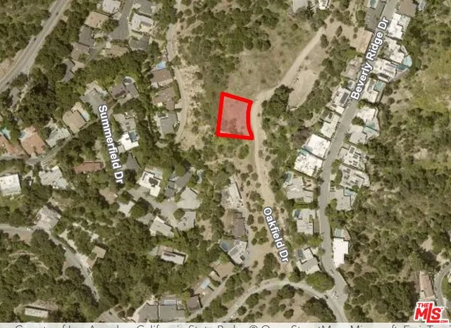 a sign that is sitting on a brick wall