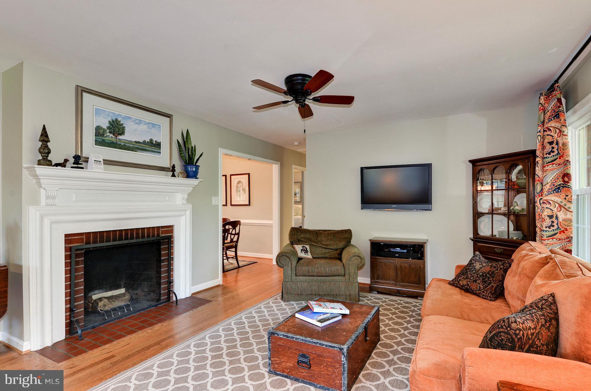 7916 New Market Road Alexandria, VA 22308 - Photo 7 of 30 Living Room