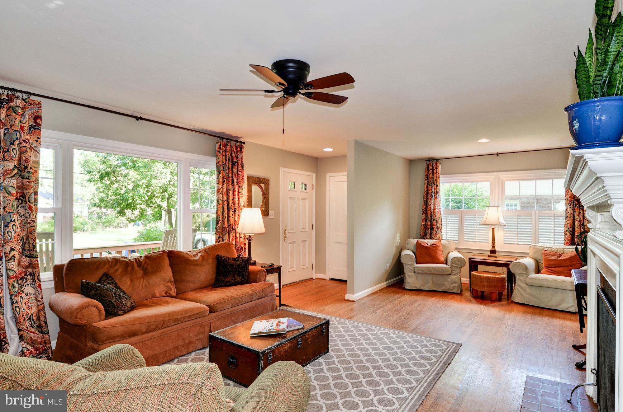 7916 New Market Road Alexandria, VA 22308 - Photo 8 of 30 Living Room