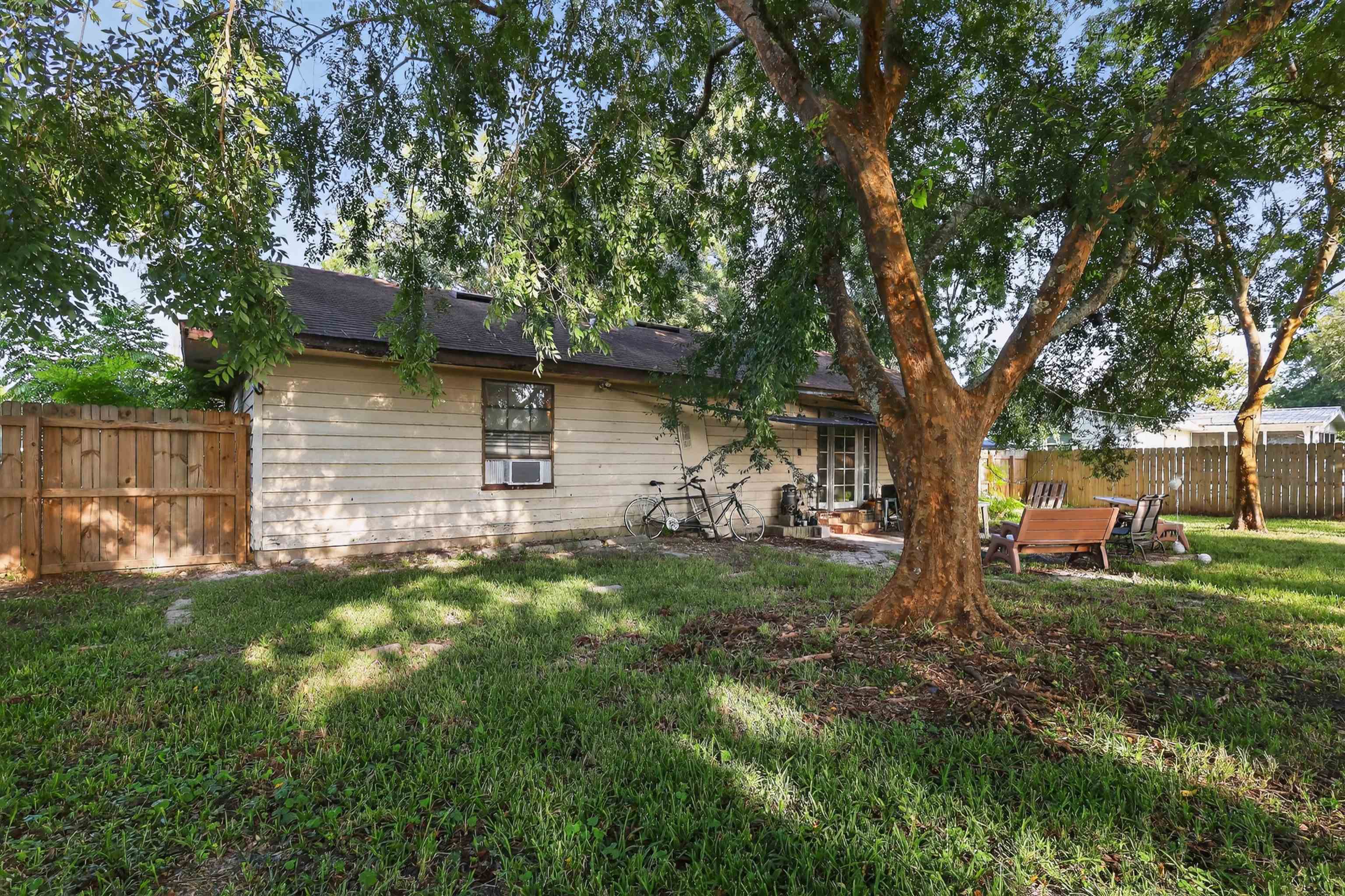 130 Cornell Road St. Augustine, FL 32086 - Photo 21 of 24 a backyard of a house with table and chairs