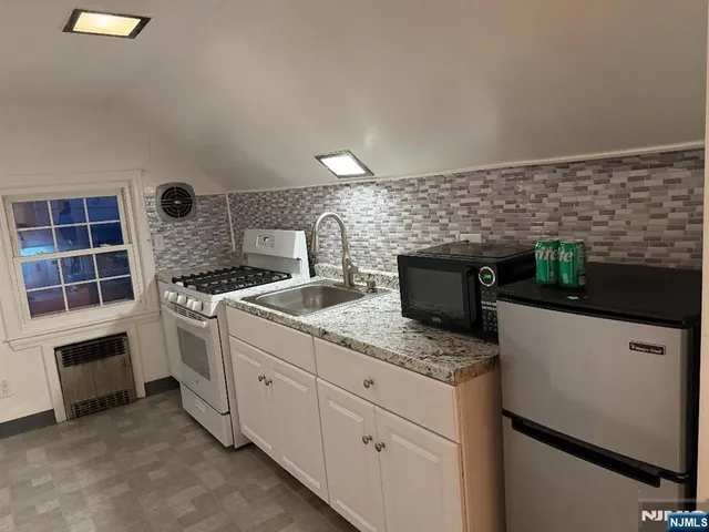 $1,800 | 206 Knox Avenue, Unit 2, Cliffside Park, NJ 07010