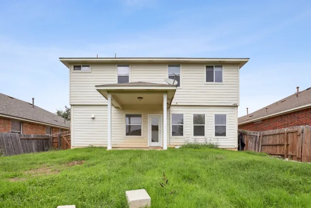 a view of a house with backyard