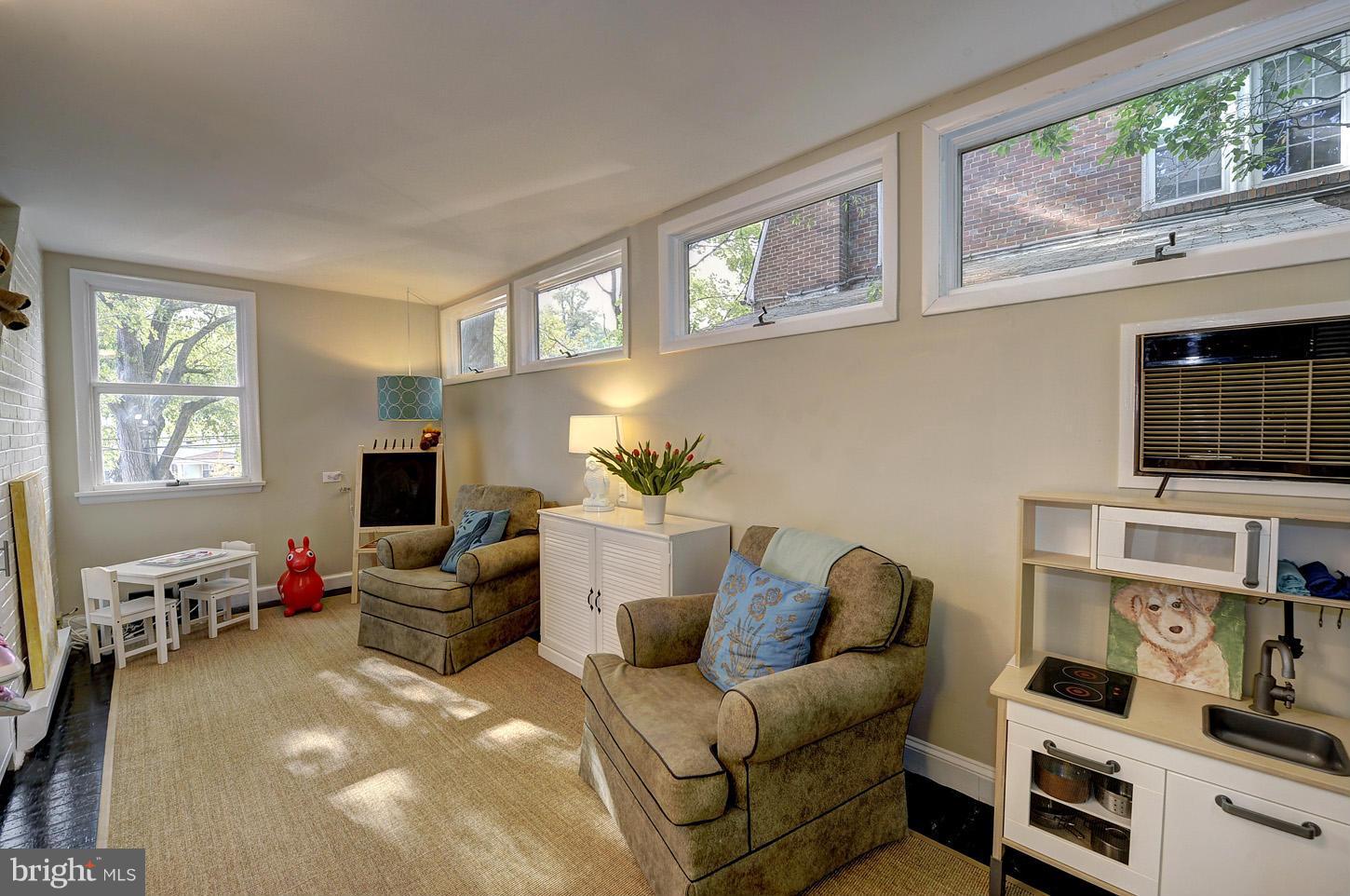 2123 Tunlaw Road Northwest Washington, DC 20007 - Photo 5 of 17 Sunroom