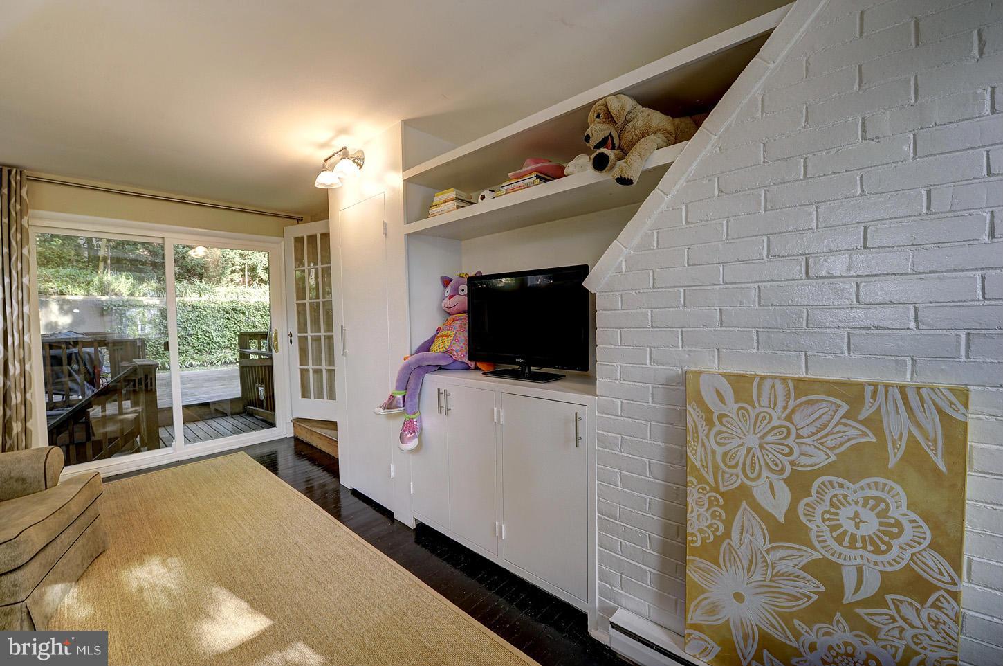 2123 Tunlaw Road Northwest Washington, DC 20007 - Photo 6 of 17 Sunroom