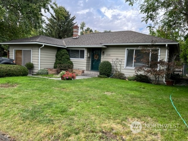 1505 J Street Walla Walla, WA 99362 - Photo 1 of 11 a front view of house with yard and green space