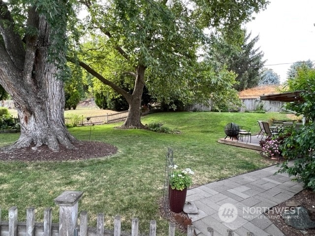 1505 J Street Walla Walla, WA 99362 - Photo 8 of 11 a view of a backyard with large trees