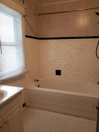 $995 | 918 East Locust Street, Unit 2, Davenport, IA 52803