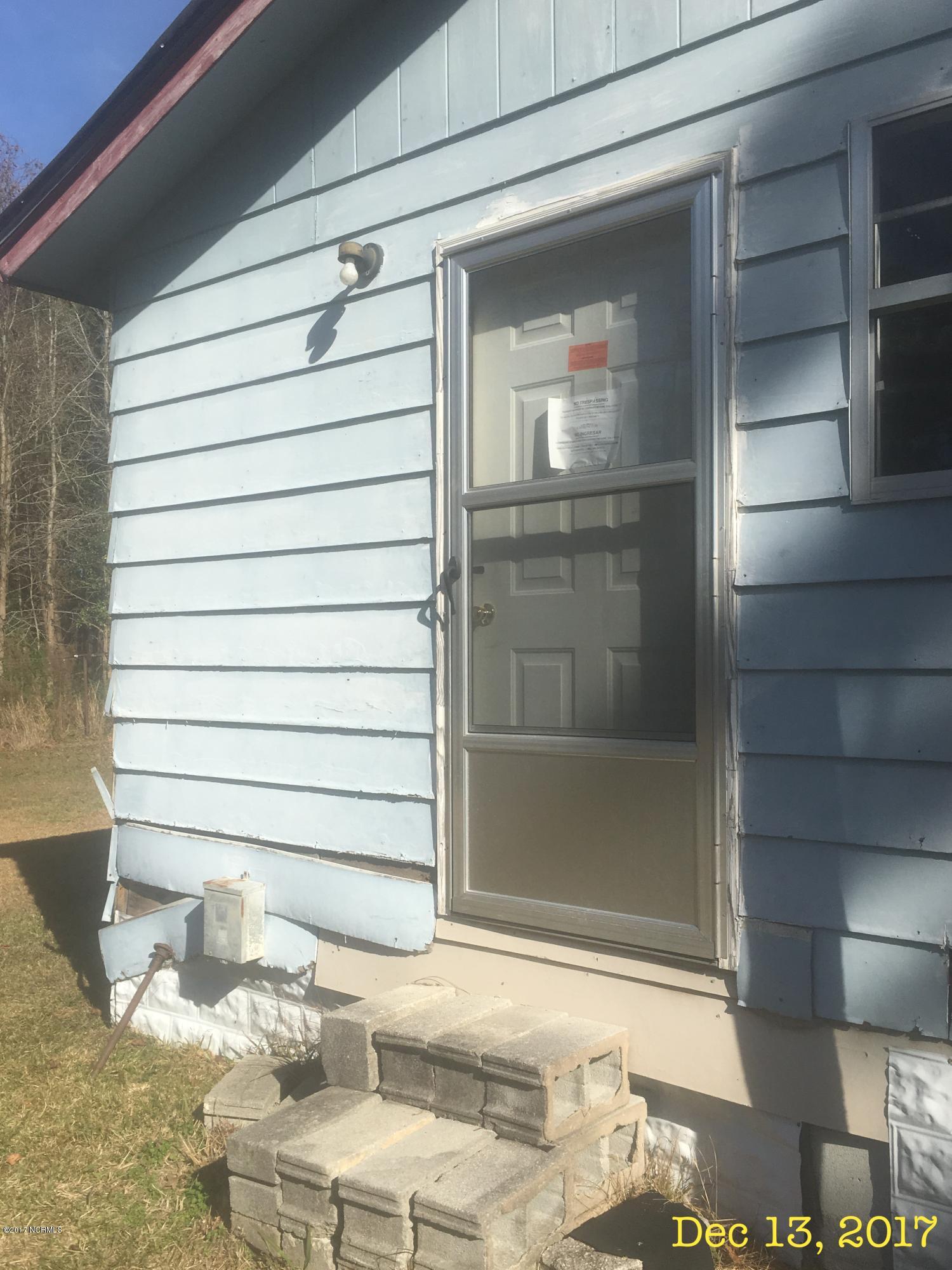 1511 Register Road Rose Hill, NC 28458 - Photo 4 of 16 pics register cleaqned out 054
