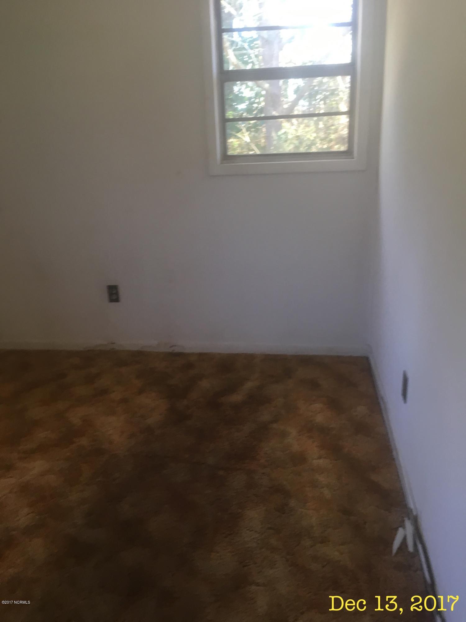 1511 Register Road Rose Hill, NC 28458 - Photo 5 of 16 pics register cleaqned out 046