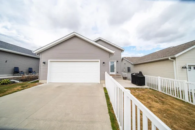 $370,000 | 6076 Sandstone Street Northwest, Rochester, MN 55901