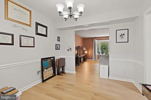 a view of livingroom with furniture and ceiling fan