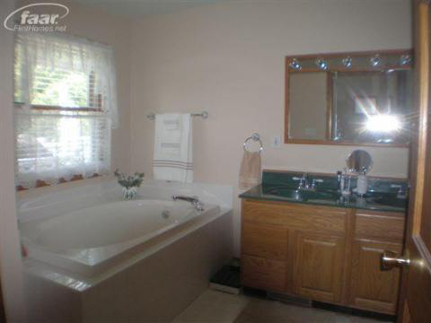 1610 Dixon Road Caro, MI 48723 - Photo 6 of 15 20247604-5.JPG