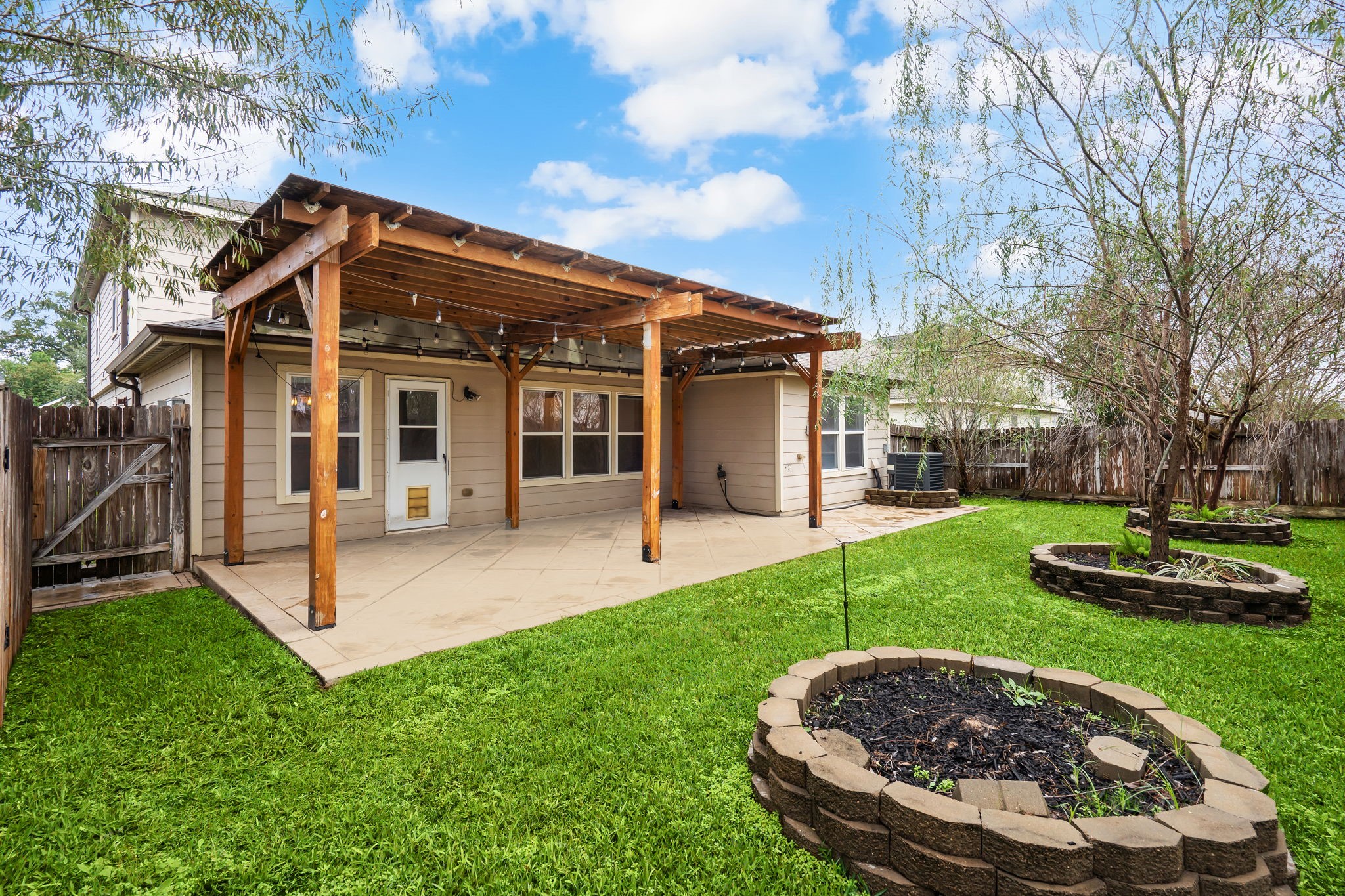 2810 Legends Knoll Drive Spring, TX 77386 - Photo 4 of 29 front view of a house with a yard