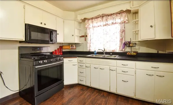 $215,000 | 919 West Henry Street, Staunton, IL 62088