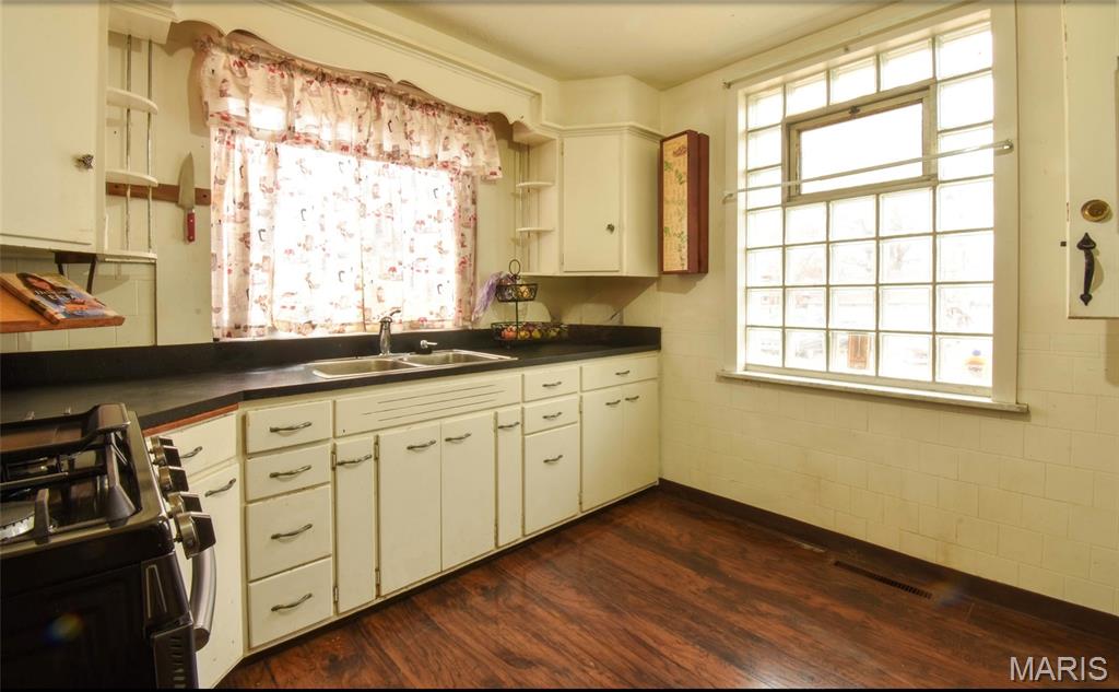 919 West Henry Street Staunton, IL 62088 - Photo 13 of 27