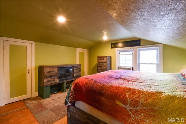 $215,000 | 919 West Henry Street, Staunton, IL 62088