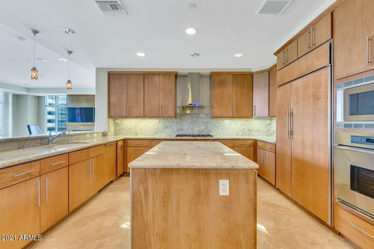 2211 East Camelback Road, Unit 902 Phoenix, AZ 85016 - Photo 14 of 43 Kitchen