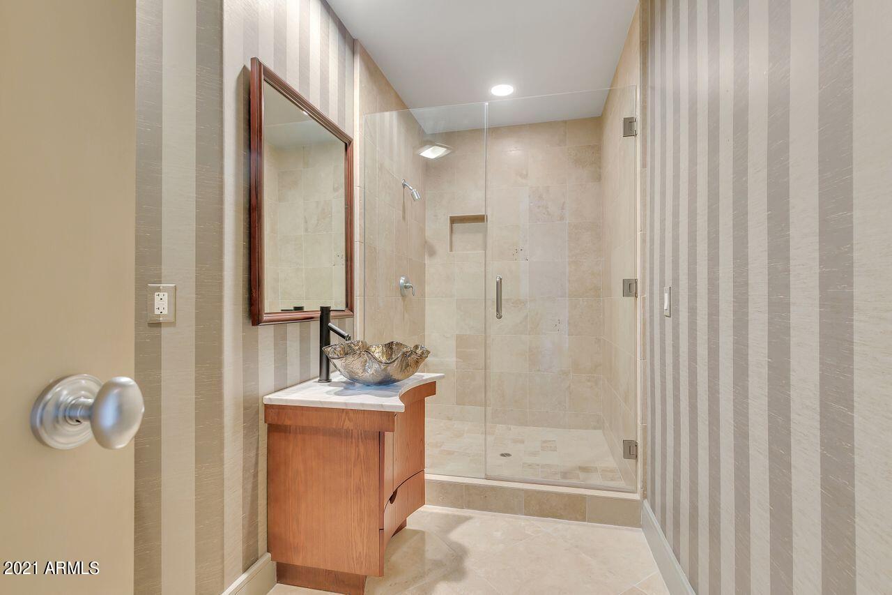 2211 East Camelback Road, Unit 902 Phoenix, AZ 85016 - Photo 27 of 43 Powder Room