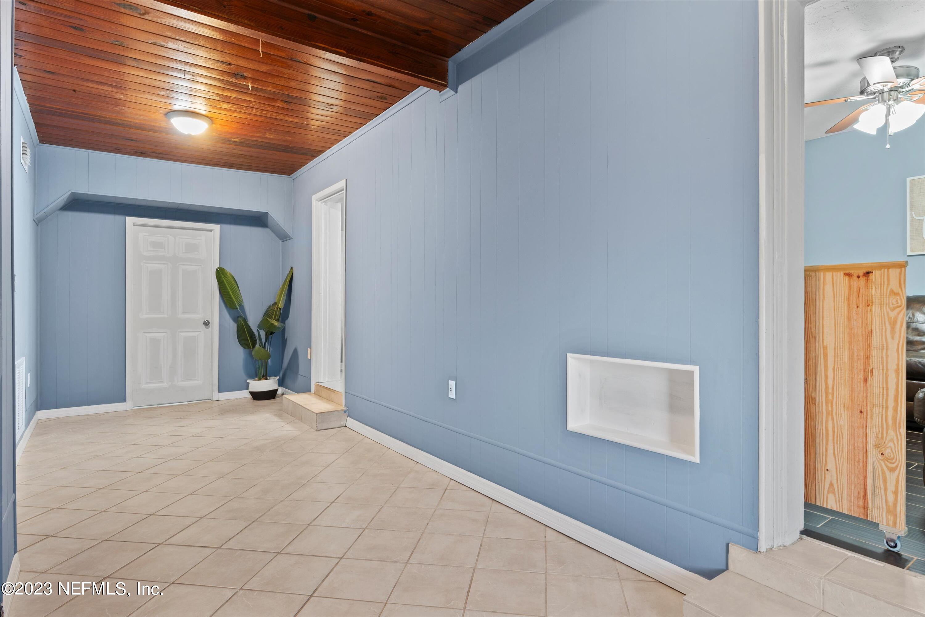 570 Sapelo Road Jacksonville, FL 32216 - Photo 5 of 25 07-Foyer