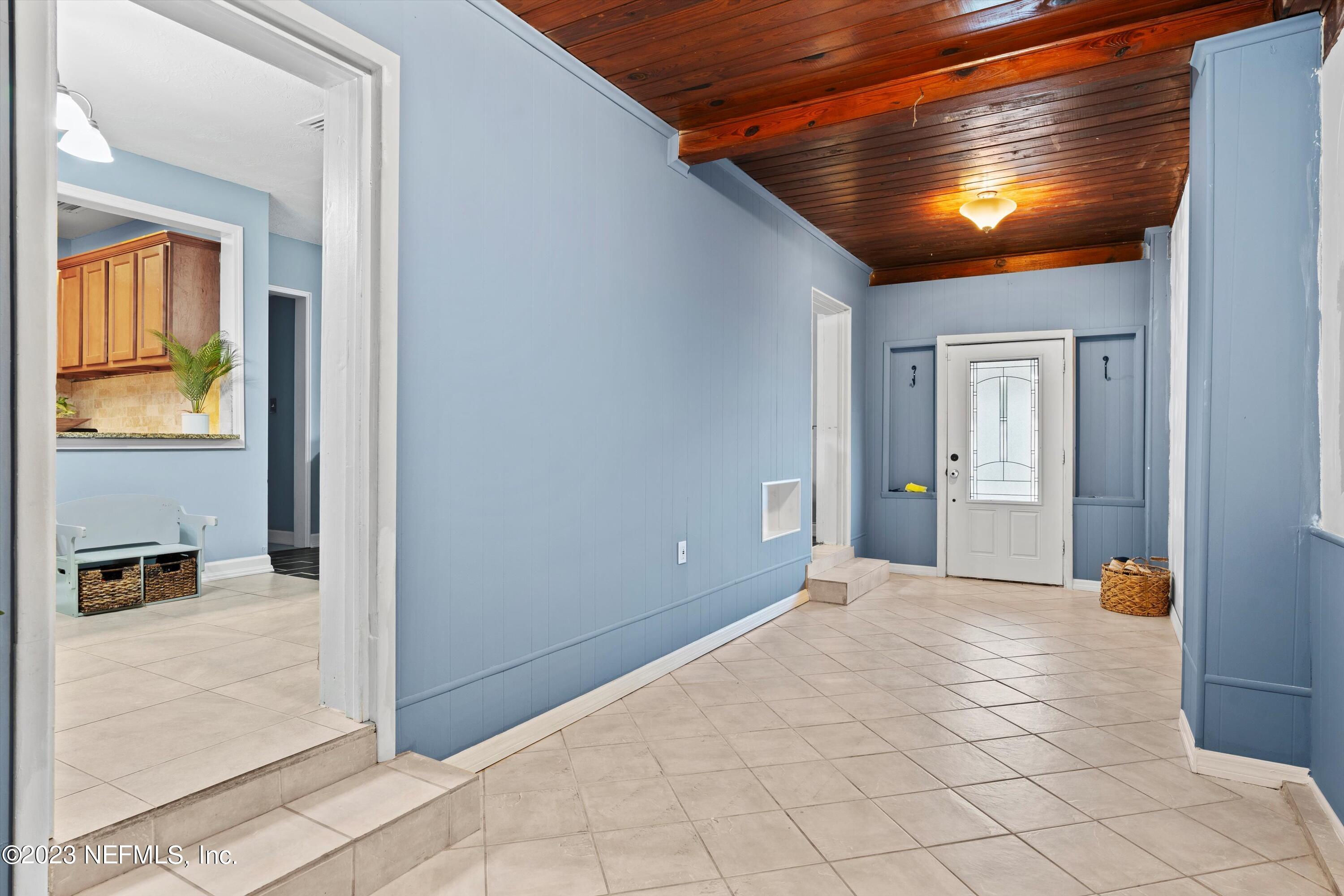 570 Sapelo Road Jacksonville, FL 32216 - Photo 6 of 25 08-Foyer