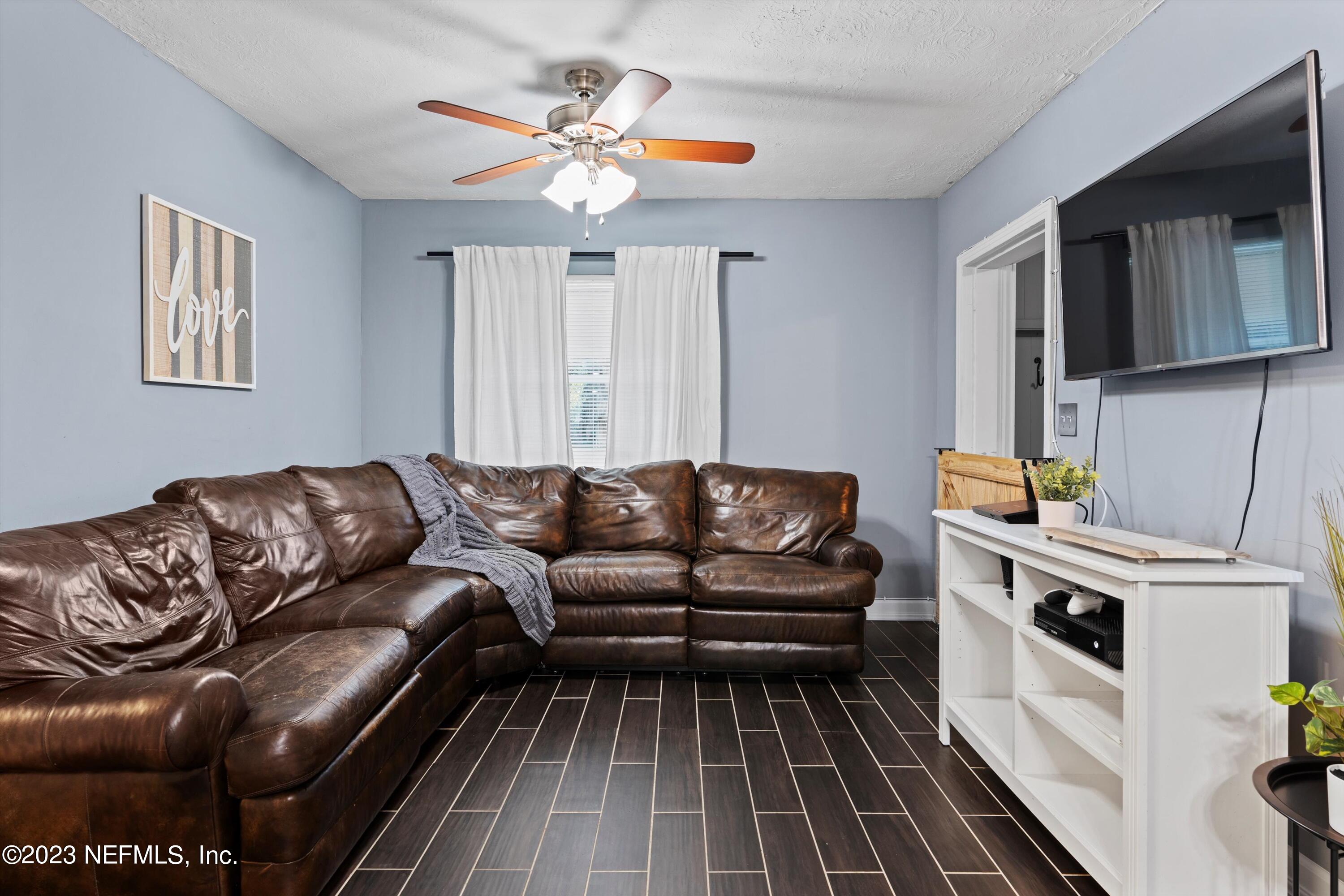 570 Sapelo Road Jacksonville, FL 32216 - Photo 7 of 25 09-Living Room