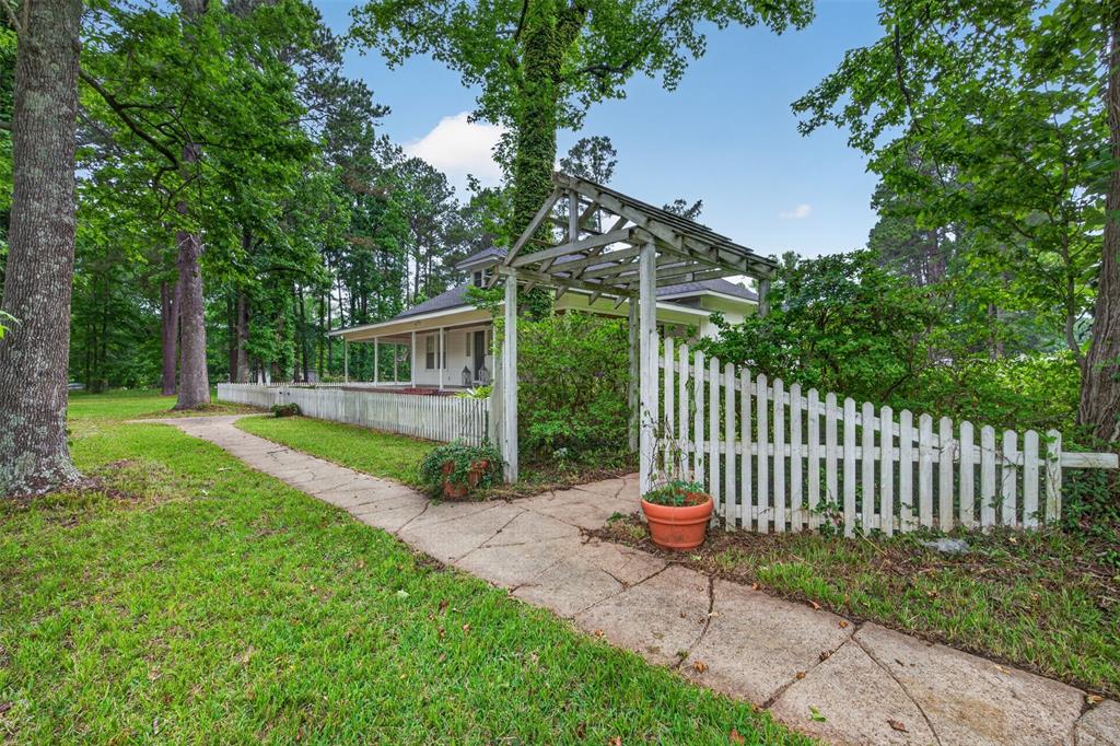 8402 Springridge-Texas Line Road Keithville, LA 71047 - Photo 2 of 40 a view of a house with backyard and a small cabin