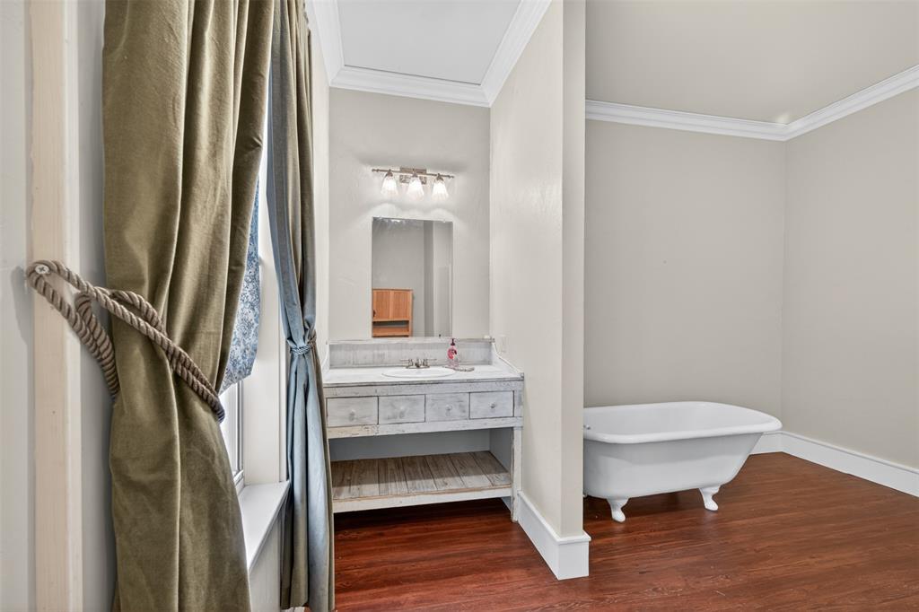 8402 Springridge-Texas Line Road Keithville, LA 71047 - Photo 28 of 40 a bathroom with a sink a toilet and a mirror