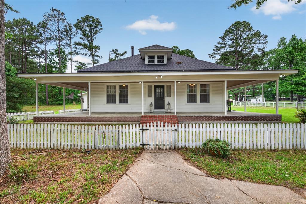 8402 Springridge-Texas Line Road Keithville, LA 71047 - Photo 3 of 40 a front view of a house