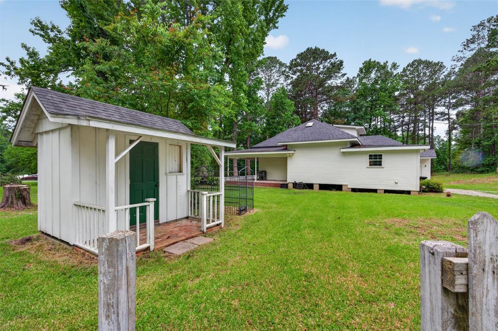 8402 Springridge-Texas Line Road Keithville, LA 71047 - Photo 4 of 40 a view of an house with backyard space and garden