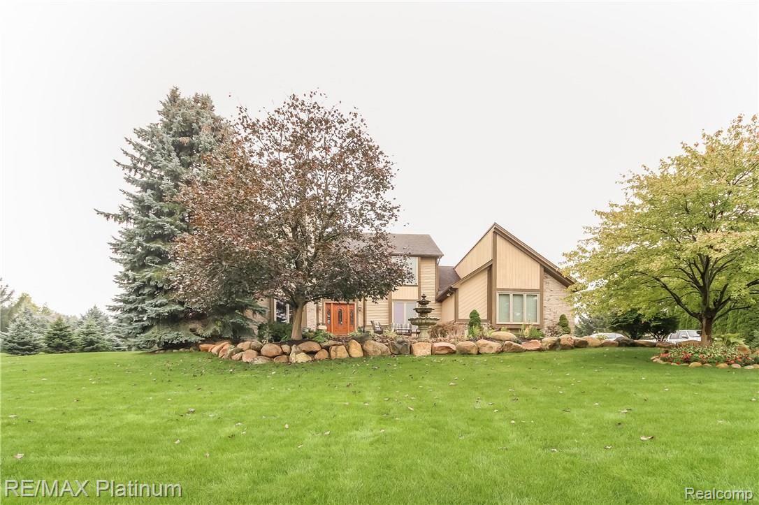 1746 Clover Ridge Drive Howell, MI 48843 - Photo 4 of 95 002-Front_View-4934316-large.jpg