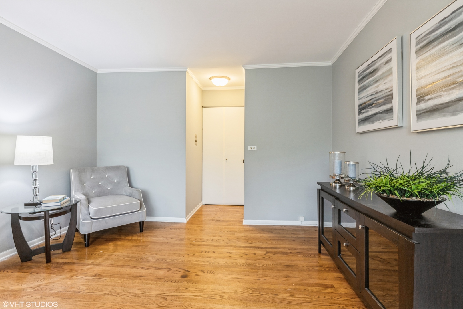 627 Ridge Road, Unit 401 Wilmette, IL 60091 - Photo 3 of 12 a living room with furniture and potted plant