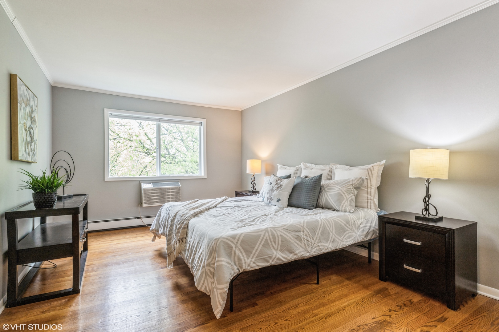 627 Ridge Road, Unit 401 Wilmette, IL 60091 - Photo 8 of 12 a bedroom with a bed and a window