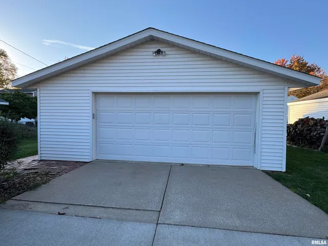 $2,500 | 1020 Brown Street, Bettendorf, IA 52722