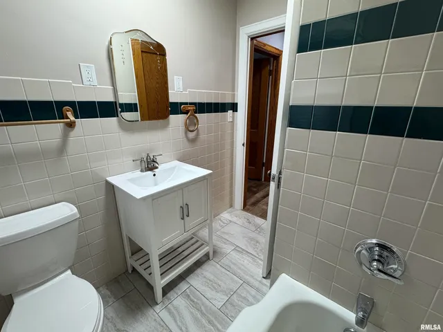 $2,500 | 1020 Brown Street, Bettendorf, IA 52722