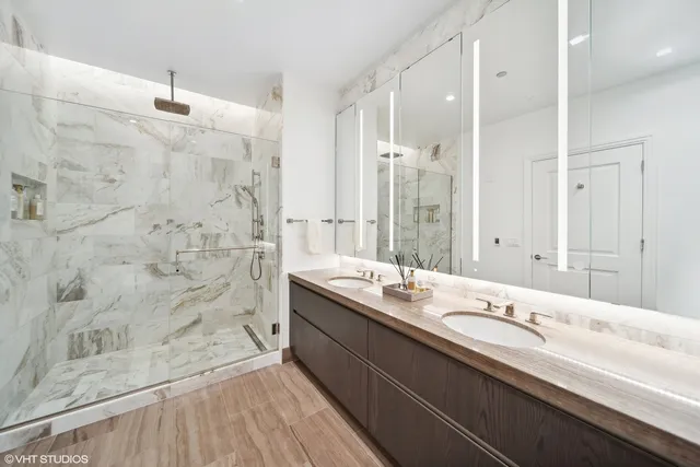 $1,690,000 | 363 East Wacker Drive, Unit 4304, Chicago, IL 60601