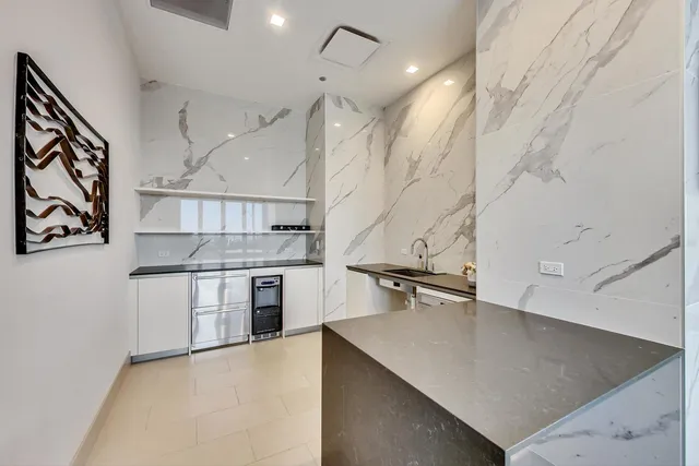 $1,690,000 | 363 East Wacker Drive, Unit 4304, Chicago, IL 60601