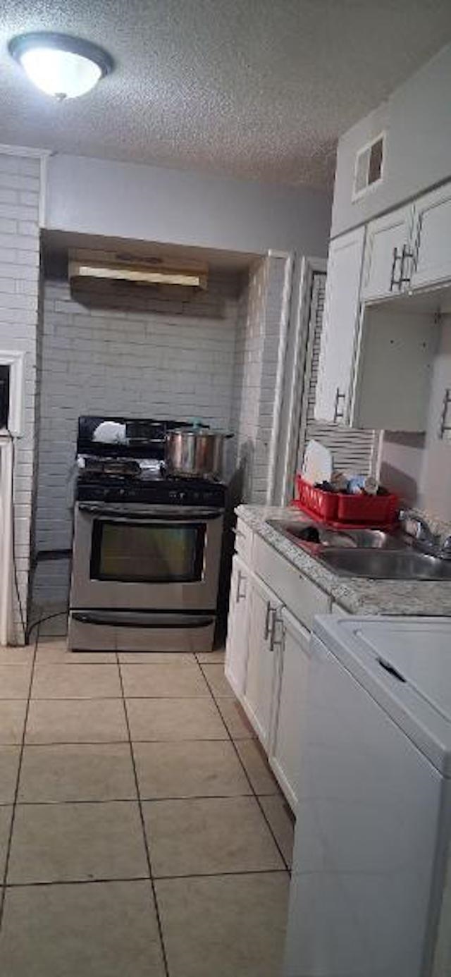 1536 Catalina Road Memphis, TN 38111 - Photo 4 of 7 a stove top oven sitting inside of a kitchen