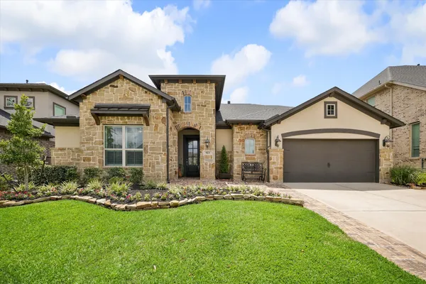 $595,000 | 923 Marina Breeze Lane, Pinehurst, TX 77362