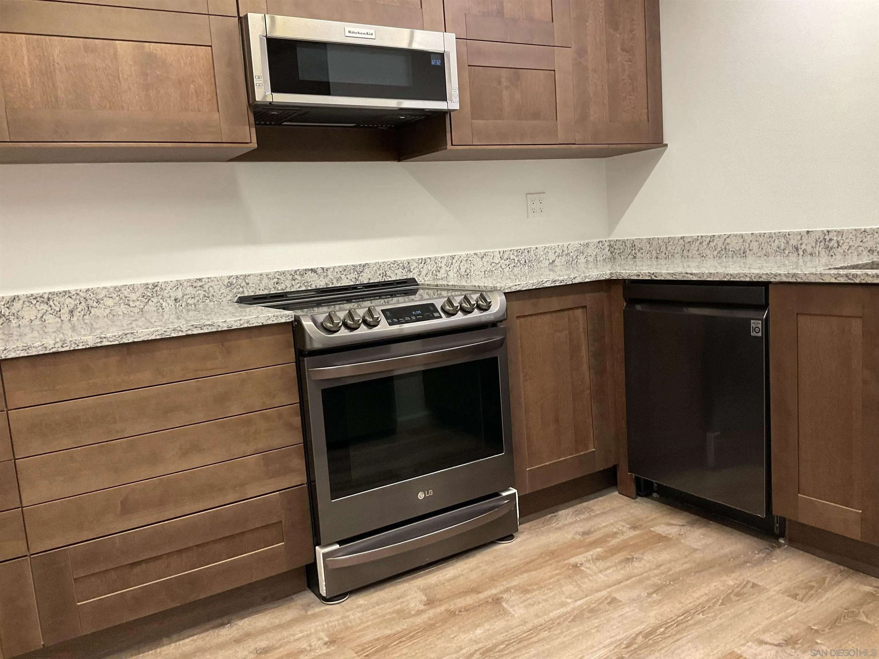 2600 Torrey Pines Road, Unit A25 La Jolla, CA 92037 - Photo 4 of 47 a kitchen with granite countertop a stove and a microwave