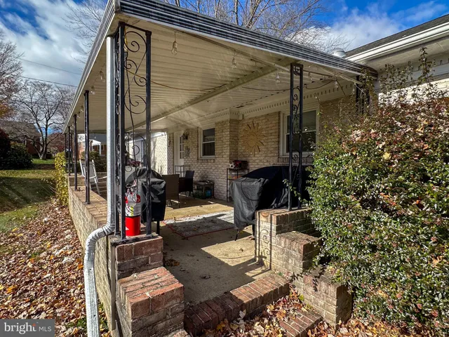 a view of entryway with patio