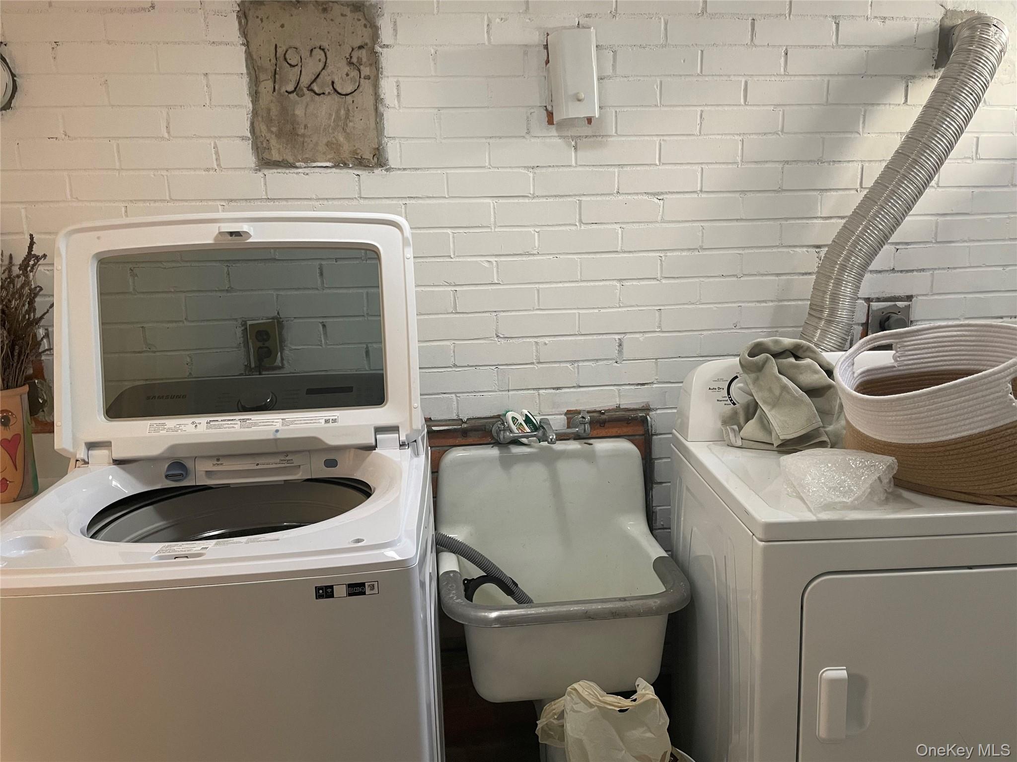 85 Locust Avenue Scarsdale, NY 10583 - Photo 35 of 38 a utility room with dryer and washer