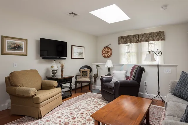 $2,400 | 15 Parlowtown Road, Unit A, Marion, MA 02738