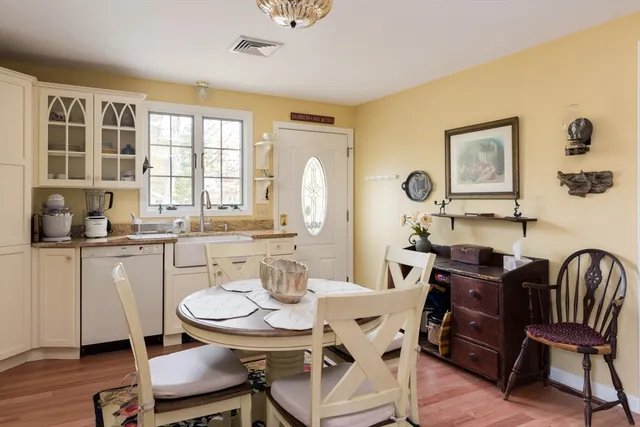 $2,400 | 15 Parlowtown Road, Unit A, Marion, MA 02738