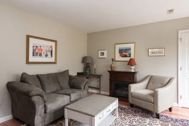 $2,400 | 15 Parlowtown Road, Unit A, Marion, MA 02738