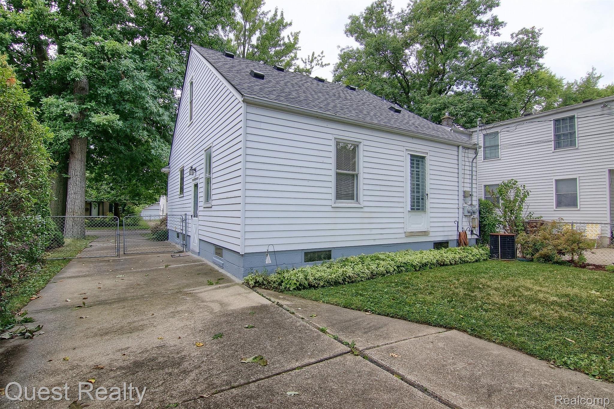 2132 Hampton Road Grosse Pointe, MI 48236 - Photo 27 of 29 27-Rear 2nd View.jpg